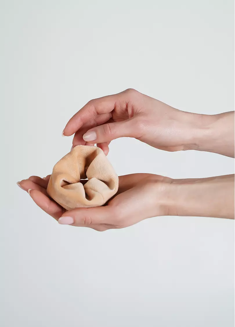 Велюровая резинка для волос скранч SOFT WINTER elastic latte (бежевый)