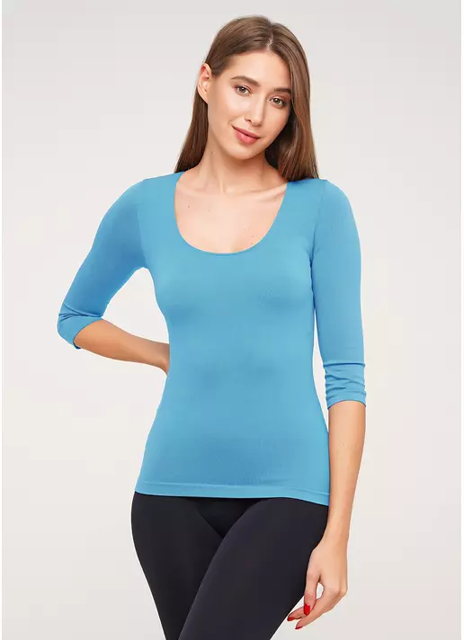 Безшовна футболка з м'якої мікрофібри MAGLIA SCOLLO MADONNA MANICA (блакитний)