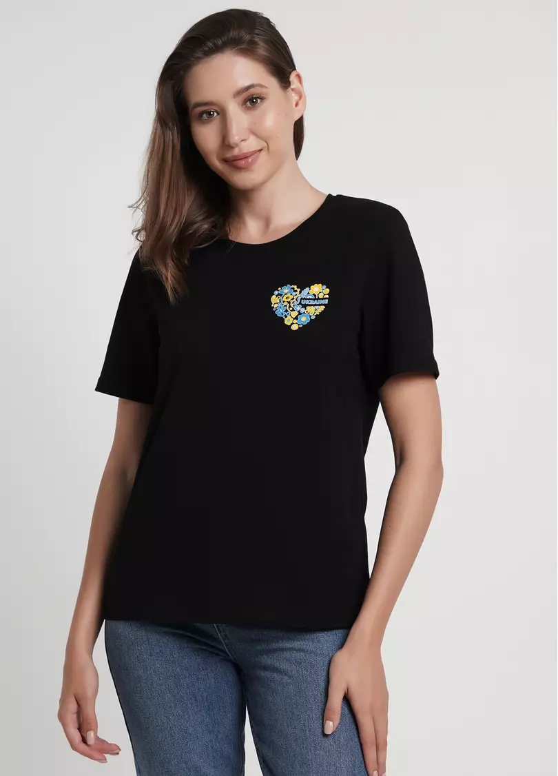 Хлопковая футболка с надписью Ukraine в цветочном орнаменте T-shirt print 4802/60 black/heart (черный)