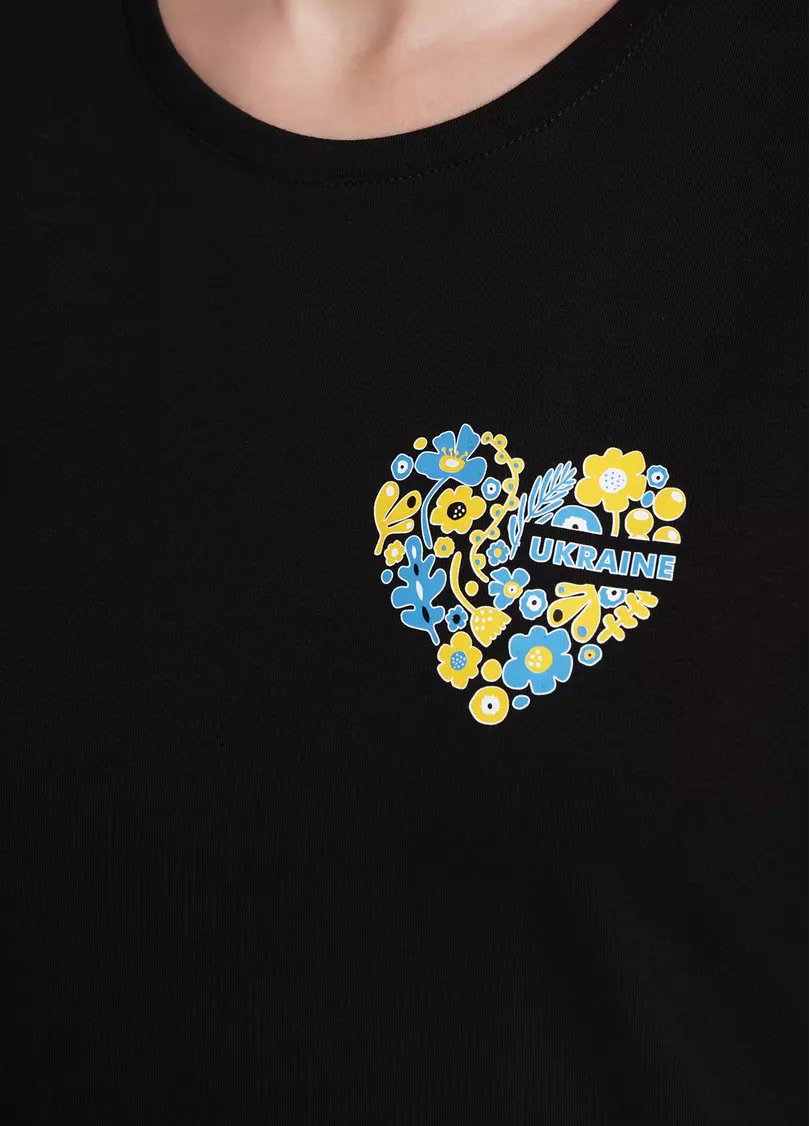 Хлопковая футболка с надписью Ukraine в цветочном орнаменте T-shirt print 4802/60 black/heart (черный)