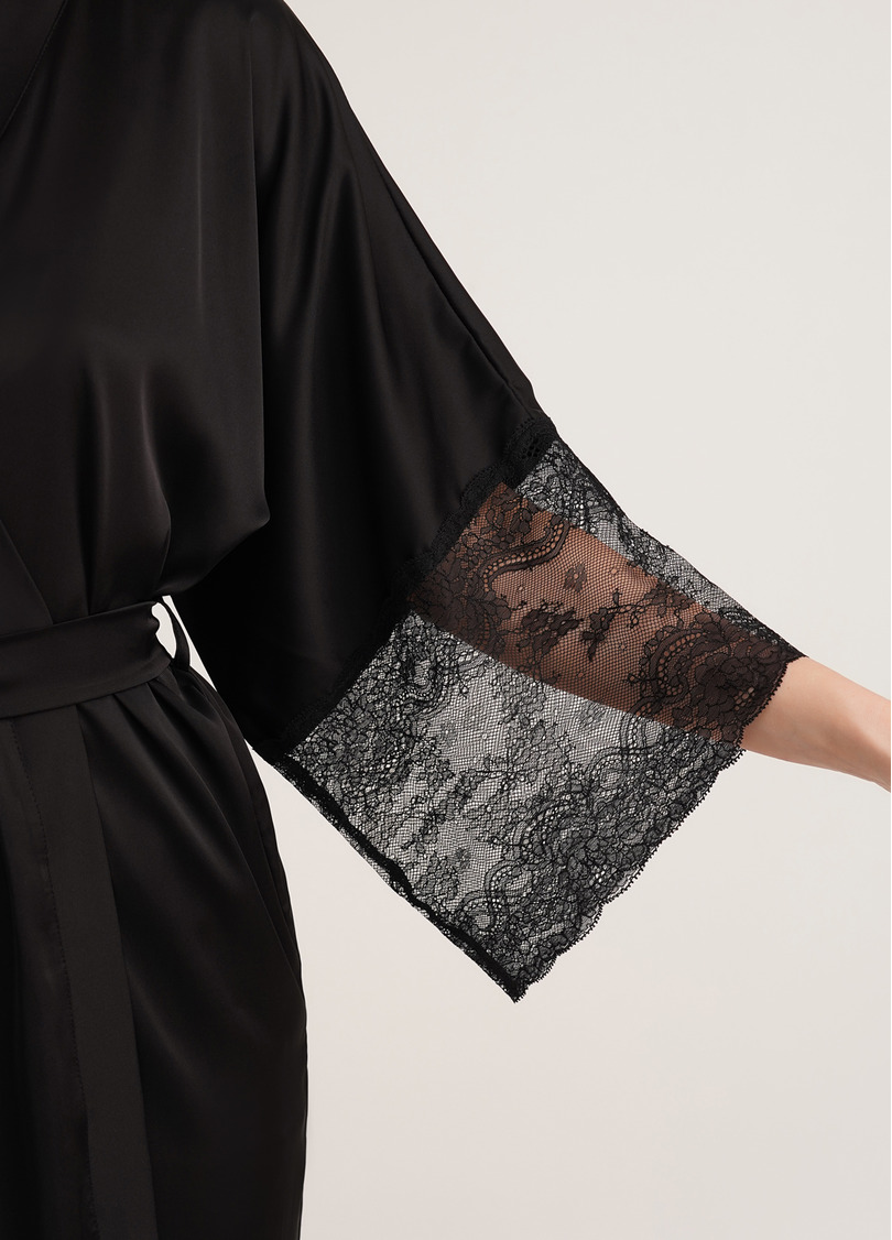Короткий халат шелковый с кружевом на рукавах HELENA 7310/051 black (черный)