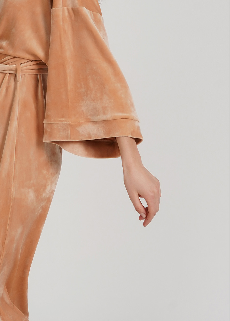 Довгий велюровий халат з широкими рукавами SOFT WINTER 7319/080 latte (бежевий)