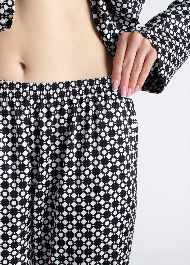 Шелковая пижама NOIRE 5903/050 white/twilight teal rhomb (белый/черный)