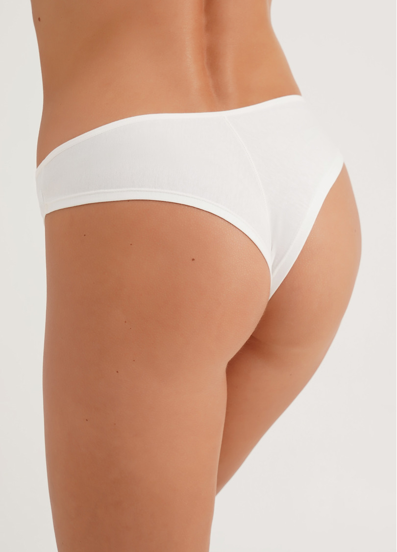 Трусики бразиліана бавовняні Leila 2206/60 whisper white (білий)