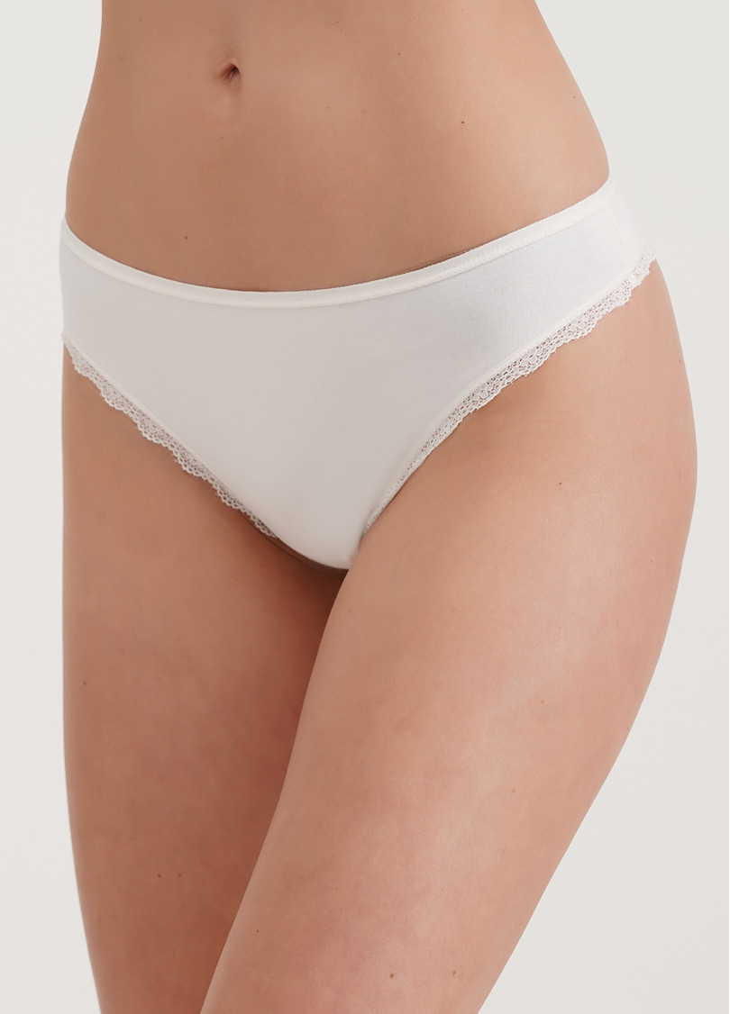Трусики стринги из хлопка и кружева Leila lace 2102/60 whisper white (белый)
