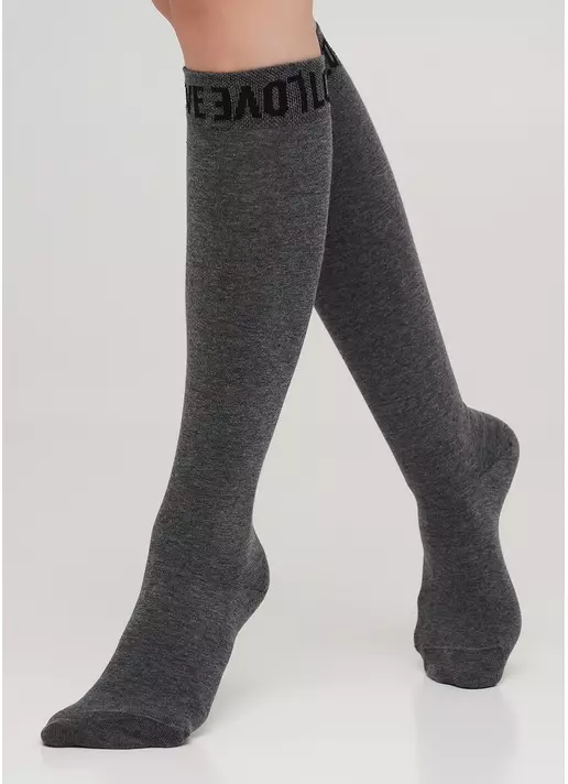 Хлопковые гольфы однотонные с текстовым узором на резинке WG1 TEXT 002 (темно-серый)