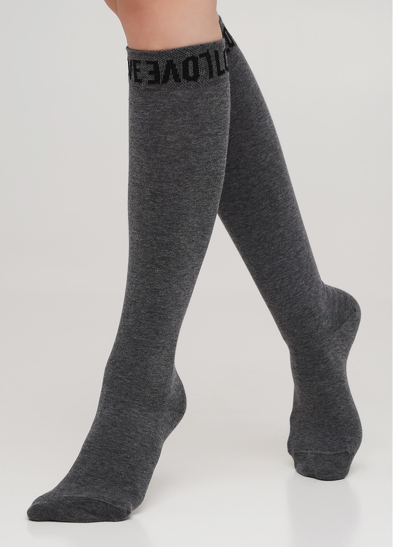 Хлопковые гольфы однотонные с текстовым узором на резинке WG1 TEXT 002 (темно-серый)