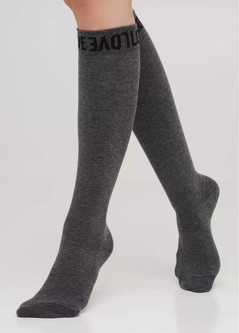 Хлопковые гольфы однотонные с текстовым узором на резинке WG1 TEXT 002 (темно-серый)