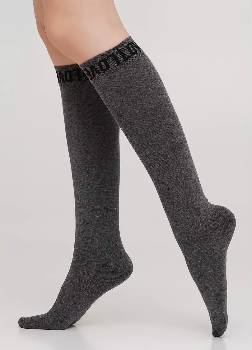 Хлопковые гольфы однотонные с текстовым узором на резинке WG1 TEXT 002 (темно-серый)